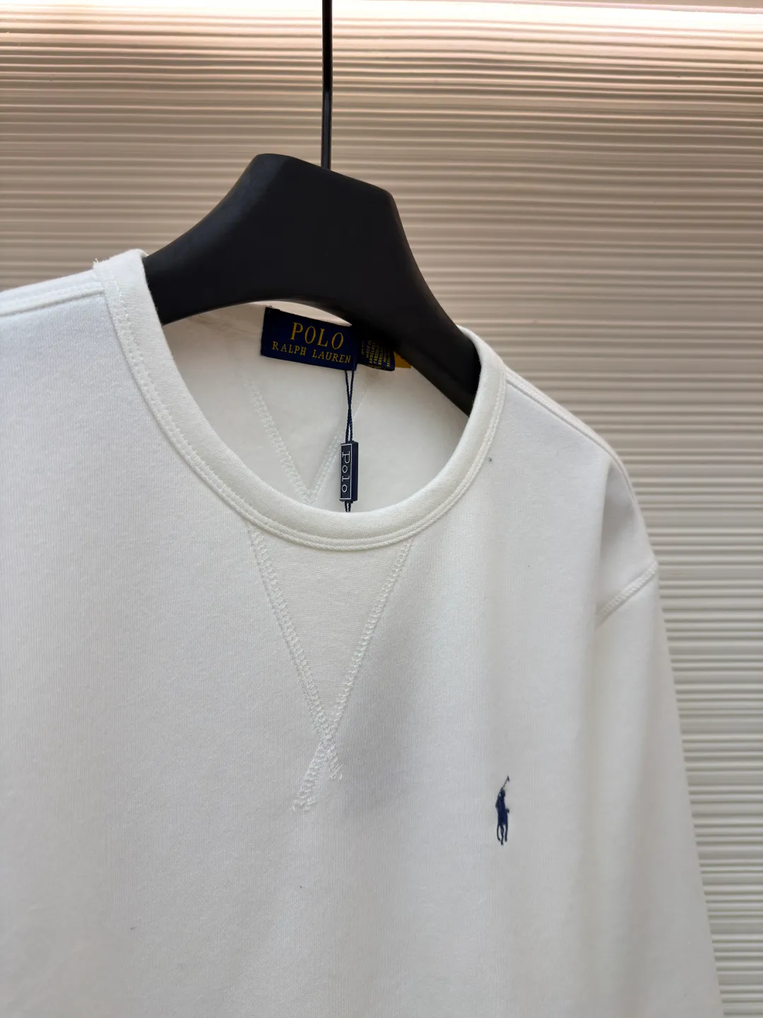Ralph Lauren logo embroidered sweatshirt ●Original version: Purchased and developed at 1690 ●Item number: 1681543-A15 ●Fabric: Cloud-like honey cotton fleece sweatshirt fabric ●Technology: Made by Hasuo ●Color: White ●Version: Fitted version ●Weight: about 420 grams ●Size: S-M-L-XL ●Description: Customized cloud-like honey cotton fleece sweatshirt material, delicate touch, comfortable and skin-friendly, based on matte gray Comes with a layer of soft light filter. Exquisite indigo pony logo is embellished. It is highly recognizable. It has a breath of freedom and vitality. A symphony of pure and smart colors. It outlines a high-end outline with extreme simplicity. It becomes the smart focus of the vision. Shows taste in silence and adopts imported machine embroidery technology. Uses advanced computer control system and precision mechanical components to realize the iconic pony embroidery operation. High precision. The lines are smooth and delicate, using the Hasuo process. Sewing on a specific machine. The high fastness of Haha thread adds visual effects. It is time-consuming and labor-intensive, and the fabrics are washed. It has a better hand feel and texture. It is not easy to deform, shrink or fade. It maintains long-term beauty. The overall wiring is straight and delicate, the fabric is comfortable and soft, and the color is consistent without color difference. It can be matched with the same style to create a fashionable look and control various occasions. Customized accessories, complete with three standards, same style for men and women!